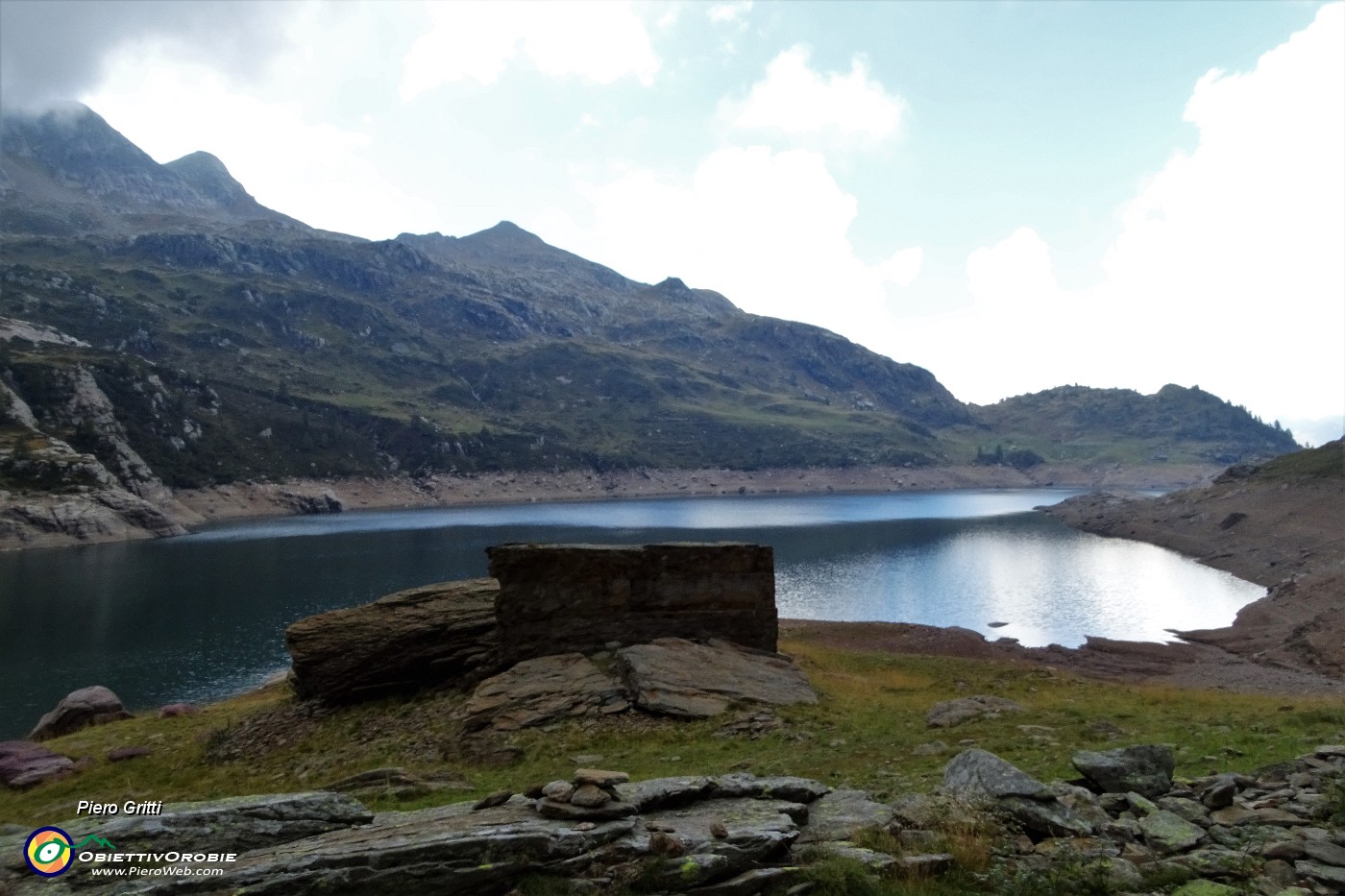 62 Enormi roccioni in riva al lago.JPG